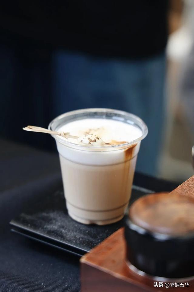 冬日氛围感拉满！跟着香港明星足球队，解锁翠湖海鸥+梧桐黄墙的浪漫剧本