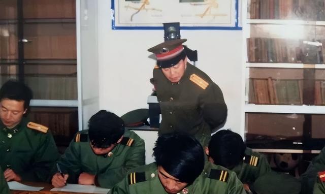 入伍前，他是“打架大王”，被学校开除，当兵后却成为战斗功臣