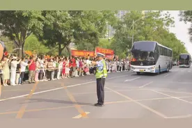 争分夺秒保“证”入场 温情相伴以爱护航——直击邯郸市2025高考温情时刻图片