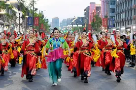 临汾贡院街举办“五一”狂欢盛宴，市民游客嗨翻天图片