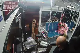 暖心！女孩独自出门迷路，公交驾驶员帮其平安回家图片
