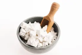 女性每天坚持用葛根粉泡水喝，身体收获4个好处，早喝早受益图片