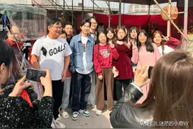 2.18陈楚生携父母妻子孩子回老家广东普宁!也逃不过被亲戚拍！图片