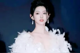 短剧演员集体见光死？韩雨彤封神赵佳显老，李沐宸险绊倒樊治欣图片