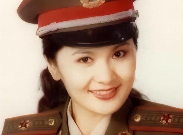 她是天生丽质的美女演员，嫁给军委副主席之子，离婚后成知名画家