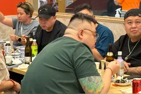 岳云鹏夫妇被偶遇，郑敏发福体重飙至160斤，越来越像师娘王惠图片