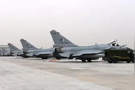 歼10击落阵风登上西方媒体头条，英国专家：西方军工出口受到挑战图片