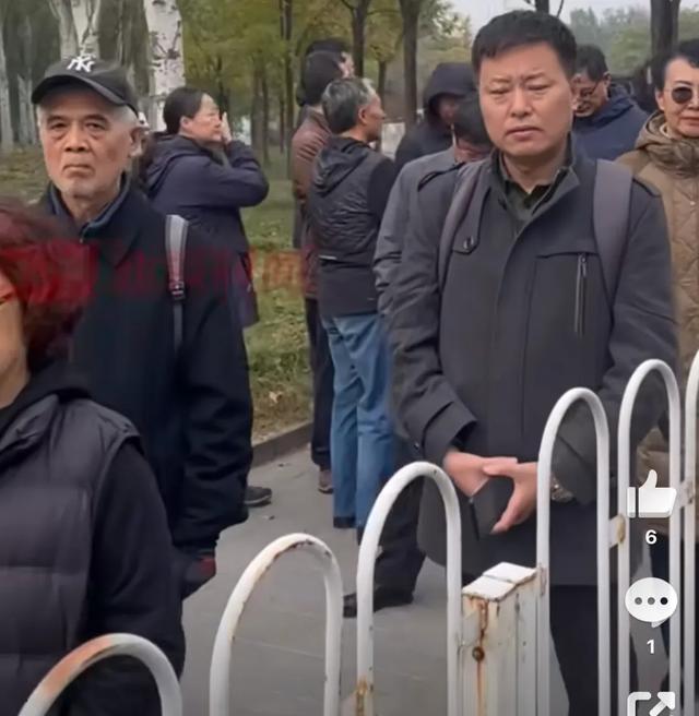 杨振宁遗体告别式现场:翁帆现身哭成泪人,群众排几十米长队!