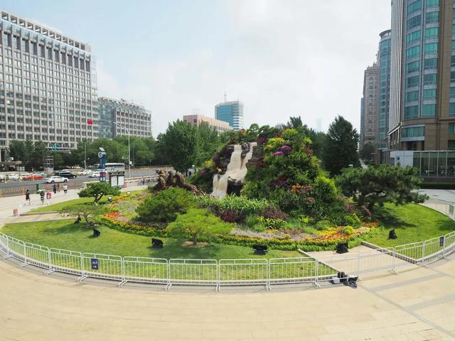 先睹为快！纪念抗战胜利80周年主题花坛搭建中→