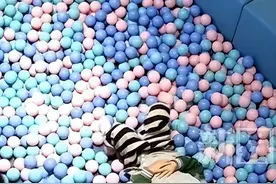 男孩踩女童肚子蹦跳，家长还恶语相向“踩死了吗？” 律师：小男孩的父母需要承担侵权责任！图片