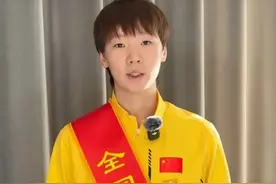 感动！王曼昱、樊振东身穿国家队队服领奖，发表获奖感言图片