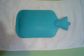 患者心得：怎样用热水袋进行热敷？（上）（暖水袋热敷）图片