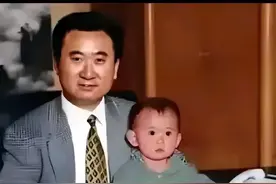 破案了！王思聪童年旧照曝光，浓眉大眼，一点不像“私生女”图片