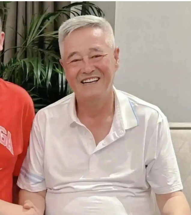 68岁赵本山现身三亚引热议：年龄真的能定义生活？