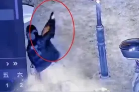 想不到！女子小区内当众排便，事后抓起旁车衣服擦屁股，监控曝光图片