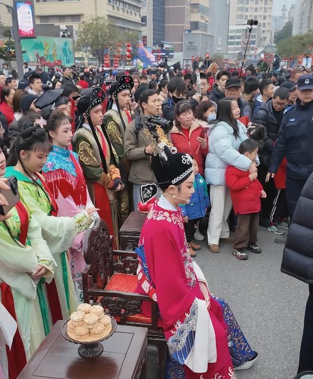 太热闹了！十二匹真马上街！女驸马巡游安庆！