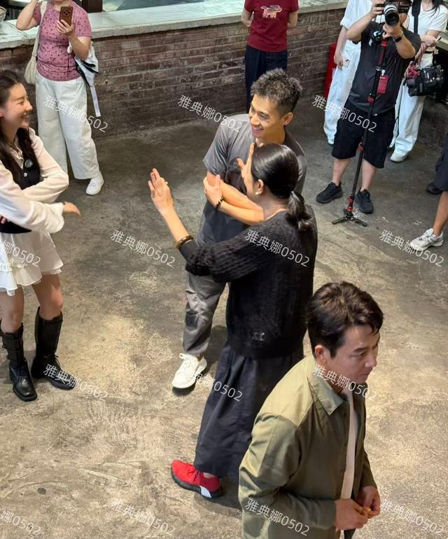 倪萍怎么变成这样了？她脸很僵嘴唇很厚鼻孔变大， 一脸横肉不面善