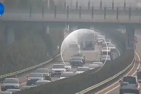 “大聪明”借应急车道连续超车 交警：“你去年也搞了！”图片