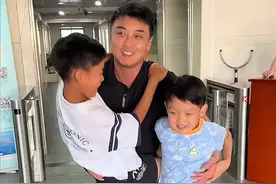 王皓多哈回来又幸福了，和两个儿子亲亲抱抱，一个长相复制粘贴！图片