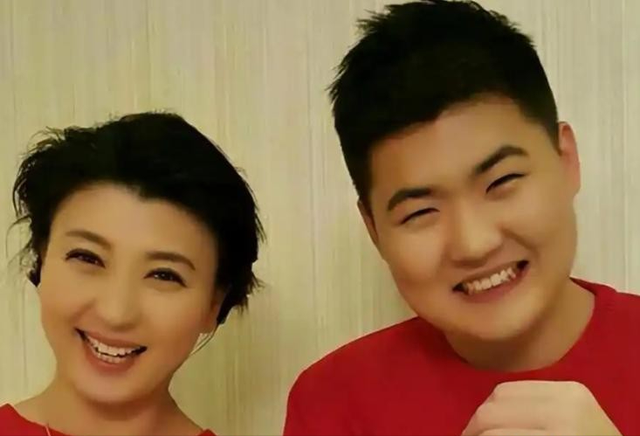 道歉不到24小时	，闫学晶再迎三大噩耗，她儿子可能30万都赚不到了