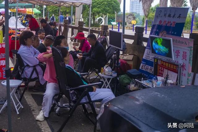 安顺市有个民生市集全年无休，烟火气息浓厚，每天还有人跳民族舞