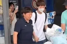 王曼昱回家妈妈接机全程牵手，小鱼穿着朴素低调，白到发光图片