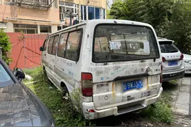 破到“惨不忍睹”！脏到“不忍直视”！沪上小区“僵尸车”，一趴七年多图片