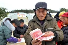 重磅！人社部官宣医保与养老金联动，退休人员医保返款激增，双重保障稳无忧！图片