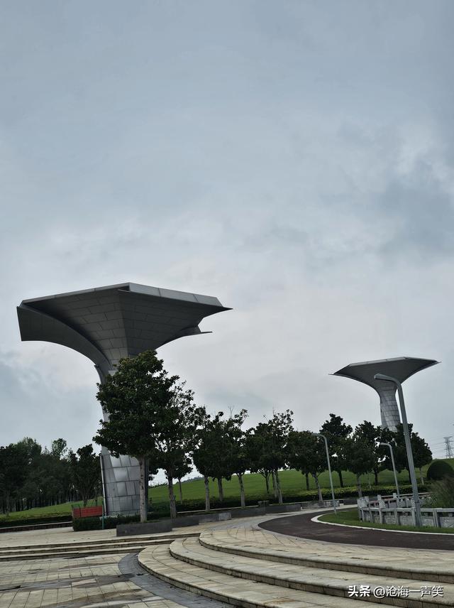 梅湖公园的擎天柱，撑起来天空，撑起来大地，撑起来人间底气！