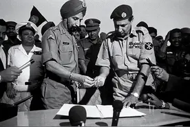 1965年巴铁惨遭灭国危机，中国出手相救，伟人：给印度72小时撤军图片