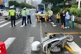 惨烈，孩子遭‘开门杀’后被公交车碾压死亡，谁该负责？图片