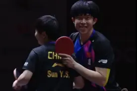 王楚钦孙颖莎混双夺冠，2人拥抱，刘国梁鼓掌祝贺，球迷开心图片