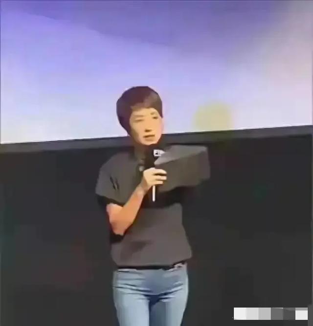 马伊琍这条裤子太绝了！男主持人盯了3秒，反应成全场焦点