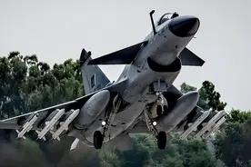 南亚拉响战争警报，印军航母步步逼近，歼10CE大显身手时候到了？图片