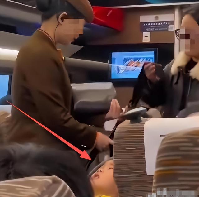 女子高铁堵道后续：知情人透原因，女子正脸被扒黑皮胖脸，已社死