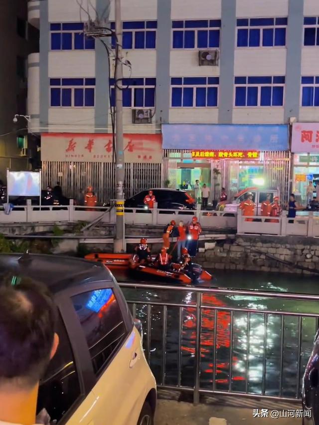 浙江温州一河道有两人跳河，搜救现场聚集大量围观群众，知情人透露：已救起一人，另一人仍在打捞中