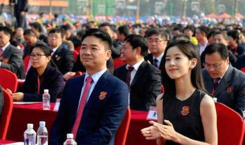 刘强东一句话暴露婚变传闻真相后，恶心一幕出现，奶茶妹妹太可怜