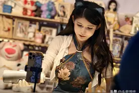 狗头萝莉卖煎饼第一天，国风旗袍展现完美身材，人多根本挤不进去图片