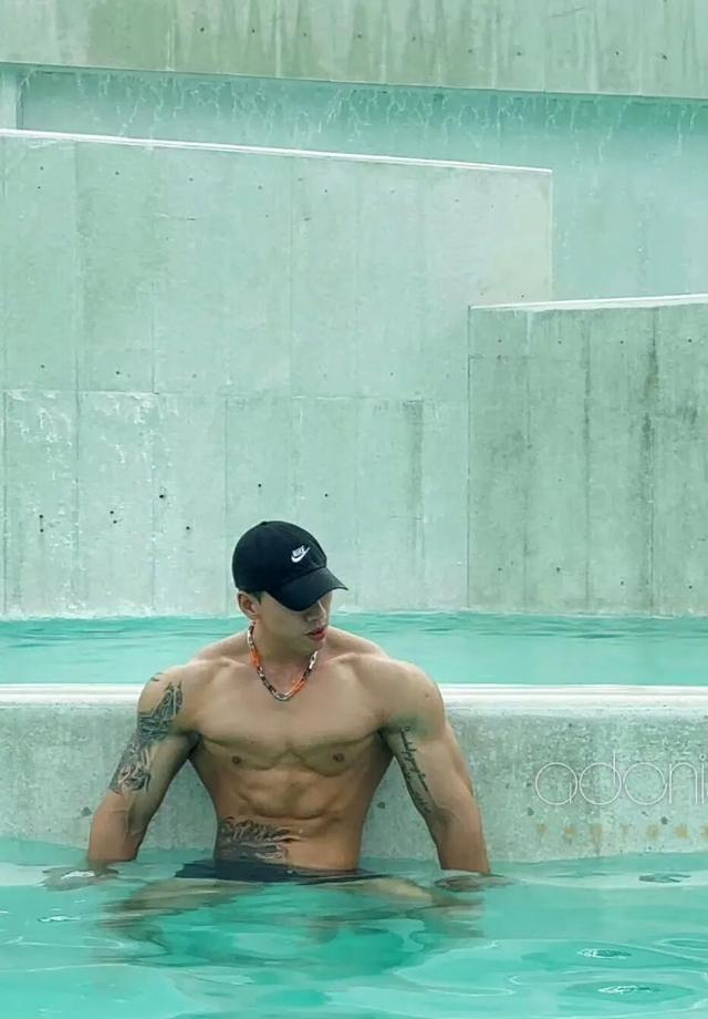 身高187的健身肌肉男网红	，野外写真秀身材颜值，简直绝绝子