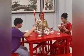 广东一对姐弟吃散伙饭，妈妈在一旁念叨：你以后回家就是客人图片