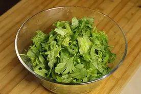 芹菜叶是个宝，扔掉太可惜了，教你4个特色吃法，给肉都不换图片