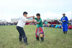 草原少儿搏克赛 小将风采尽展现图片