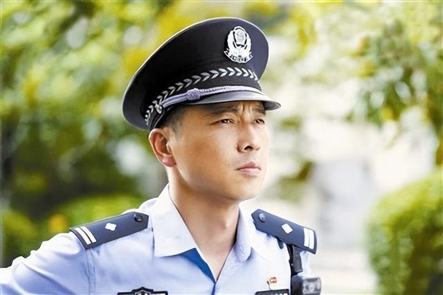 40岁李小萌北京逛街，开五六百万劳斯莱斯，王雷大连富二代不差钱