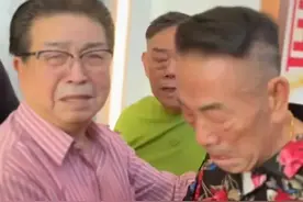 相声大佬北京聚会！刘洪沂罕露面，92岁杨少华激动泪崩，布鞋抢镜图片