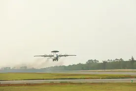 空天巡猎！万米高空战机鹰眼如炬图片