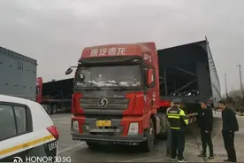 路政员担任“护航员”，大件车辆顺利通行图片