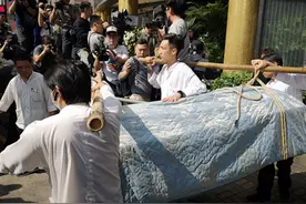 潮汕丧事古习俗：出殡后，棺材下葬前要播种子并做“四句”图片