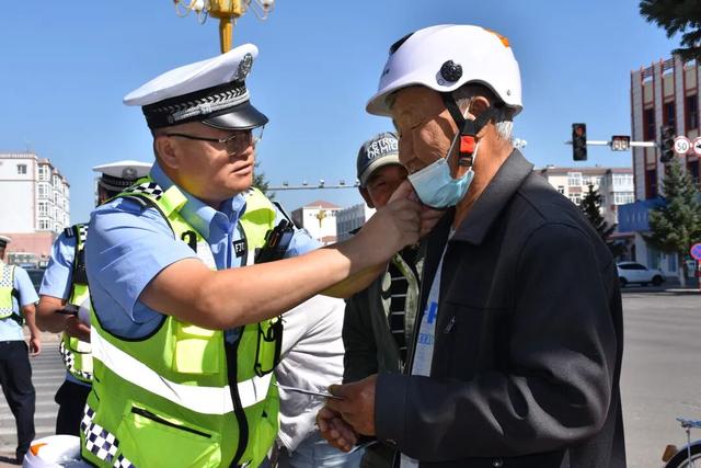 快来蹭呼伦贝尔交警的专“宠”
