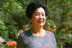父亲去世前把房留给继母养老，房子拆迁，继母给我一张卡，我没要图片