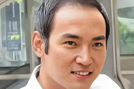 57 岁焦恩俊首谈离婚真相，男神沉默的背后故事，幸好有女儿的理解图片